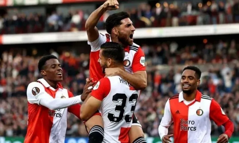 Đối thủ lớn nhất của Feyenoord là ai?